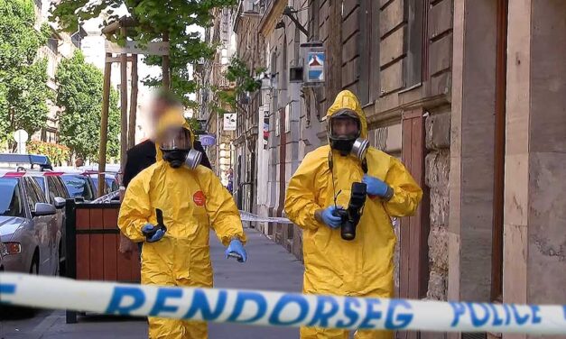 Egy droglaborra csaptak le a készenléti rendőrök Budapest belvárosában: vegyvédelmi ruhában helyszíneltek a lakásban