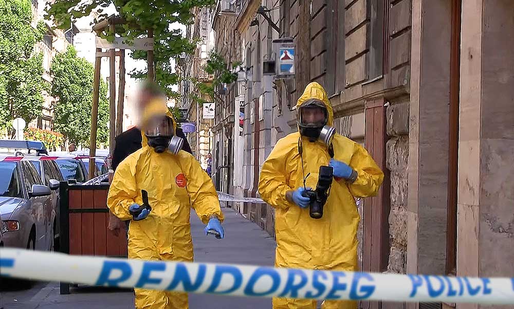 Egy droglaborra csaptak le a készenléti rendőrök Budapest belvárosában: vegyvédelmi ruhában helyszíneltek a lakásban
