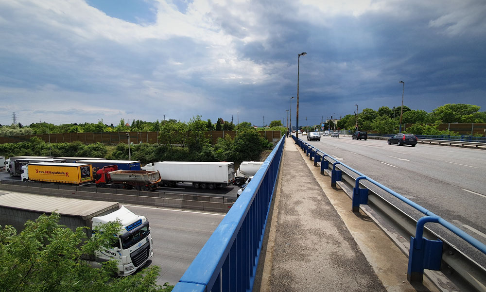 Megdöbbentő tragédia: a hídról vetette le magát az M3-as autópályára egy férfi Füzesabonynál