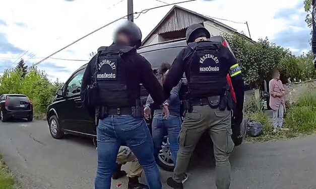 Rajtaütés a Jászságban: egy lepukkadt melléképületben találtak rá a rendőrök a 21 éves nőre, aki több késszúrással végezhetett élettársával