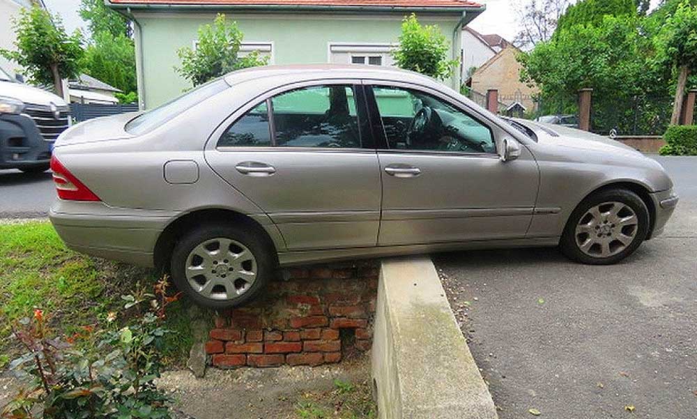 Ellopta szomszédja Mercedesét a férfi, aztán úgy parkolt le, hogy a rendőrök is csak néztek