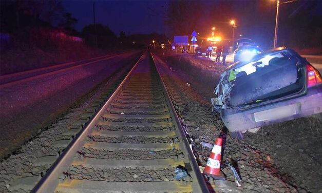Vonatbaleset Nyíregyházán: buli után, részegen ült volán mögé egy nő, autójával a sínek közzé szorult, jött a záhonyi gyors
