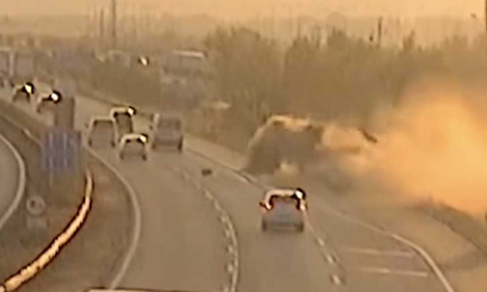 Rejtélyes baleset az M1-es autópálya legveszélyesebb szakaszán, mindent látott a kamera, de mi történt valójában? – Videó