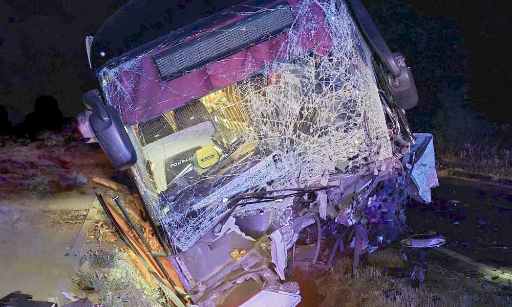 Tragikus buszbaleset a 81-esen: egy ember meghalt, 11-en megsérültek