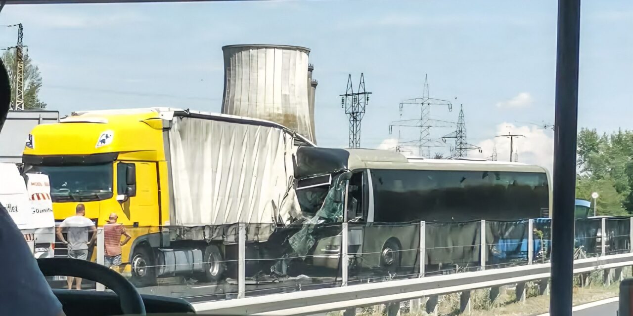 Súlyos baleset Várpalotánál: belerohant egy kamionba a busz, sok a sérült, több mentő és mentőhelikopter a helyszínen