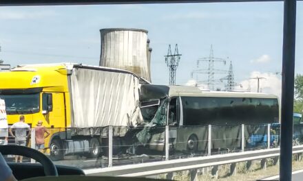 Súlyos baleset Várpalotánál: belerohant egy kamionba a busz, sok a sérült, több mentő és mentőhelikopter a helyszínen