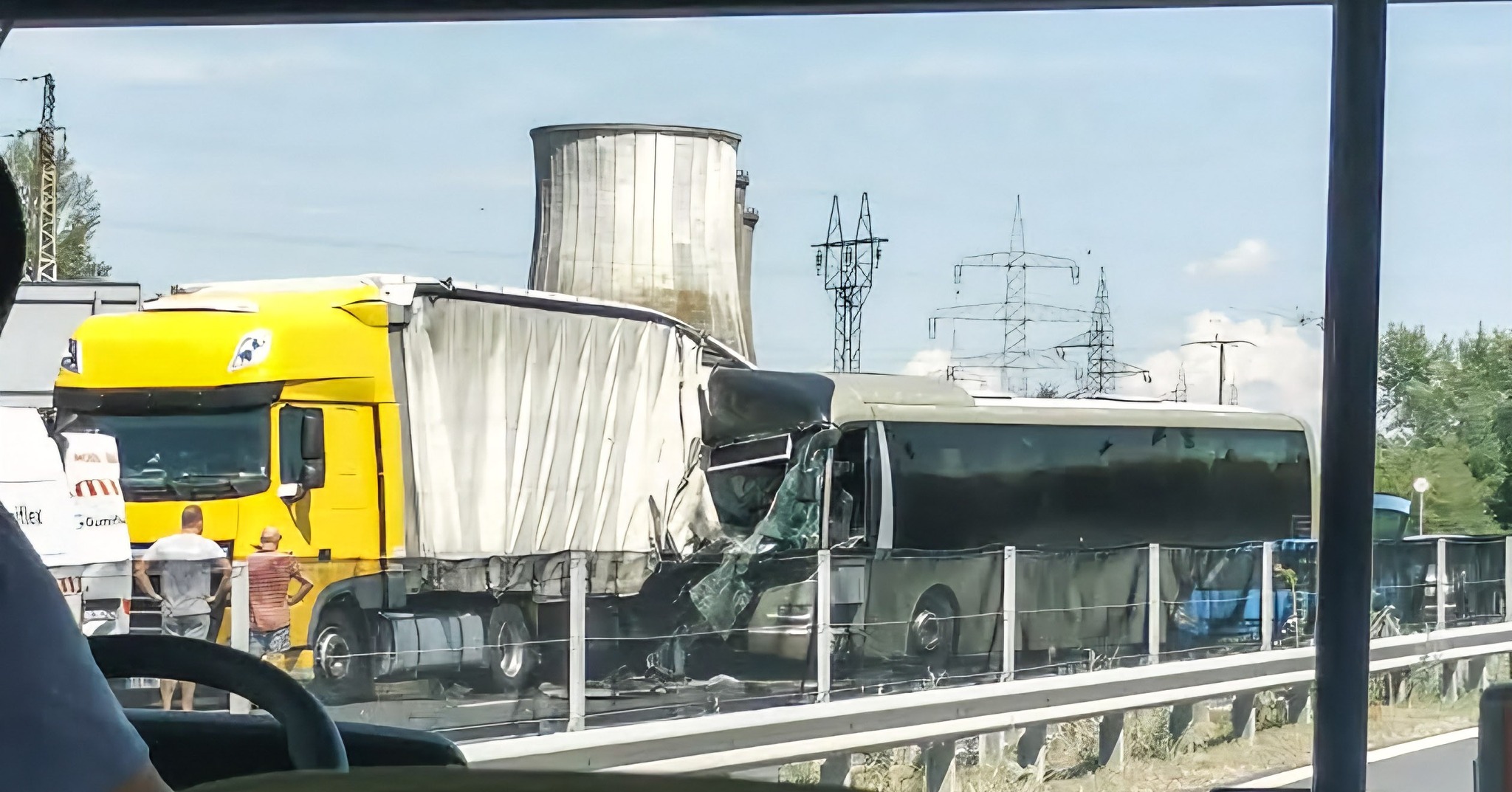 Súlyos baleset Várpalotánál: belerohant egy kamionba a busz, sok a sérült, több mentő és mentőhelikopter a helyszínen