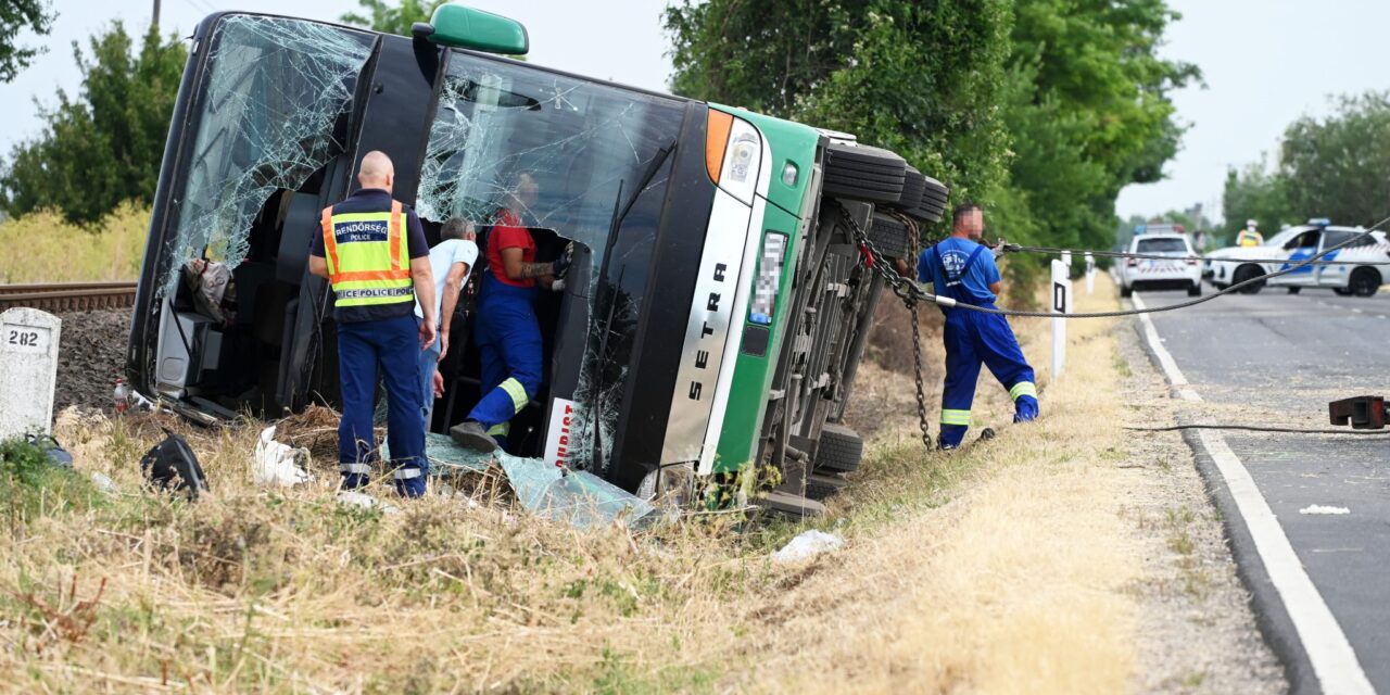 Buszbaleset Kunszentmártonnál: amputálni kellett az életveszélyesen megsérült ukrán kislány kezét
