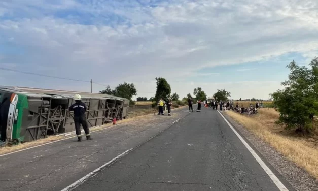 Buszbaleset a Kunságban: 77 utassal borult az árokba egy jármű, tart a mentés