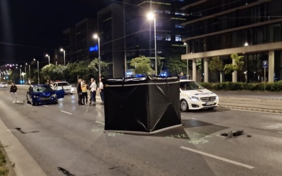 Az utcán, fegyverrel kergette ismerőse a 20 éves férfit, halálra gázolta egy autó: az üldözőt keresi a rendőrség