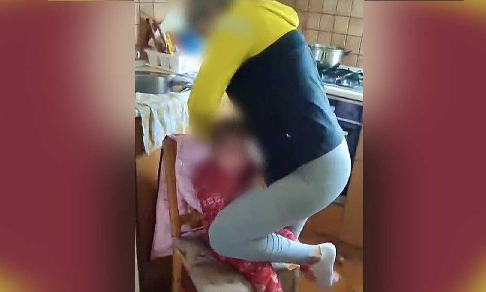 Nagyon megverte egy nő a 2 éves kislányát: a hajánál fogva rángatta, majd rá is térdelt – videó is készült az esetről