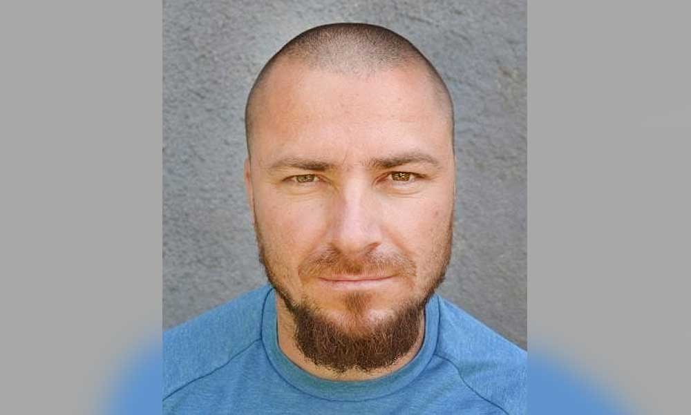 Kegyetlen gyilkost köröznek Magyarországon: baltával végzett a feleségével, majd rágyújtotta a házat