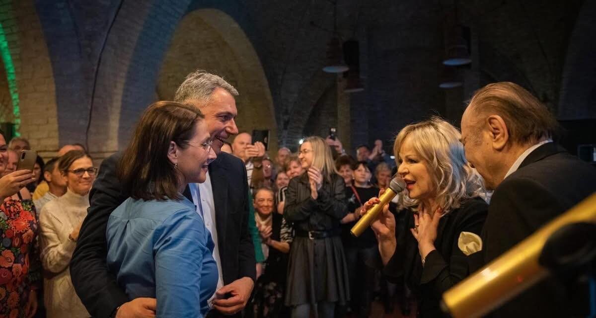 Letartóztatták Szekszárd egyik legismertebb borászát: B. I. birtokán tartotta mandátumátvevő buliját Lázár János