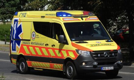 Lélegeztetőgépre gyűjtenek a bicskei mentősök, miközben a 300 milliárdért vett életmentő készülékek évek óta egy raktárban porosodnak