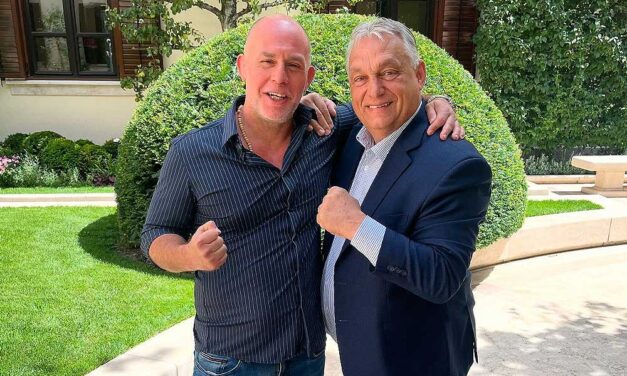 A Karmelitában fogadta Orbán Viktor Dopmant: a rappernek, néhány éve, azért kellett bíróság elé állnia, mert egy tüntetésen a miniszterelnök szobor-fejével focizott