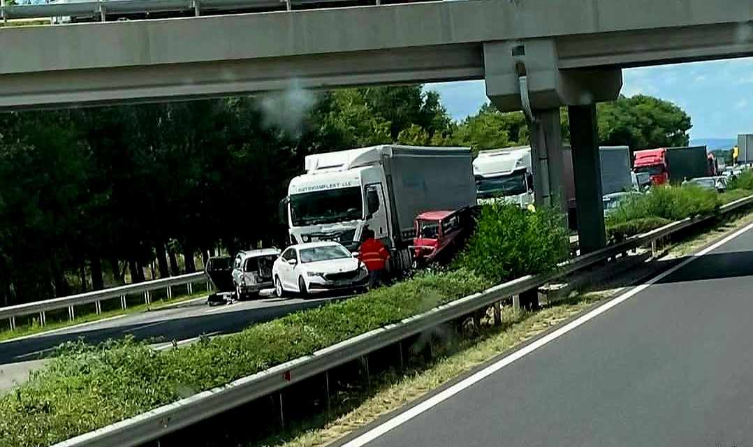 Tömegbaleset az M3-as autópályán: egy 4 és egy 8 éves gyermeket is kórházba vittek, 12 sérültje van a karambolnak