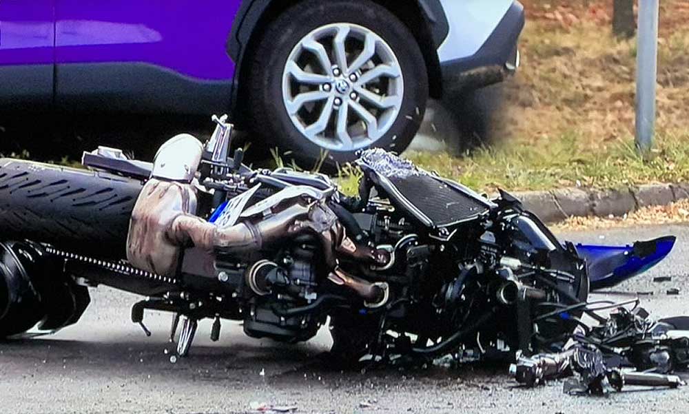 Szörnyethalt a 23 éves motoros Budapesten, miután egy buszba csapódott: 17 éves utasa súlyosan megsérült