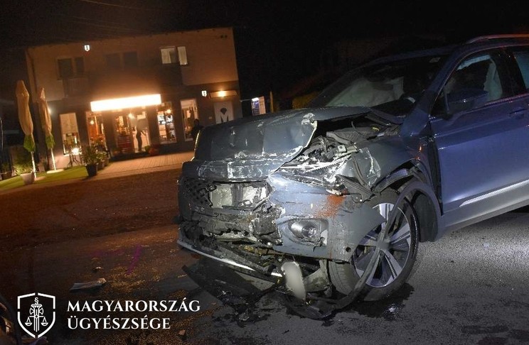 Annyira részeg volt a nő, hogy a saját sávjában sem tudta tartani az autót: súlyos balesetet okozott