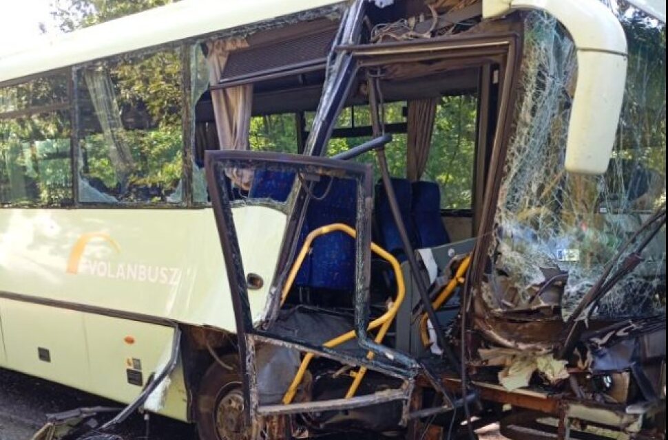 Buszbaleset Kékestetőn: BMW ütközött a Volán járatával, 8 embert vittek kórházba