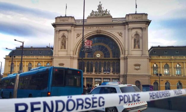Rendőrök elől menekült a körözött férfi Budapesten, elgázolta egy autó