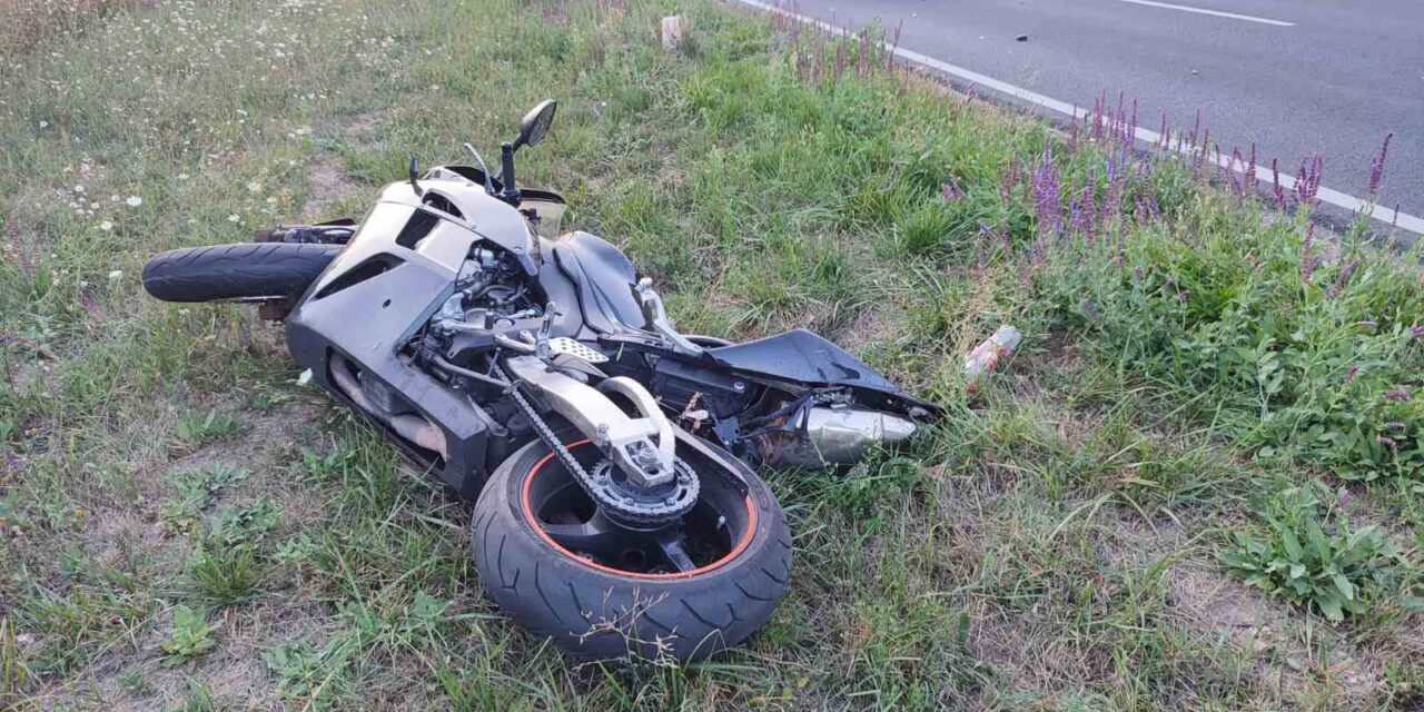 Halálos baleset Veszprémnél: előzés közben leesett a motorról, majd két autó is áthajtott a 45 éves férfin