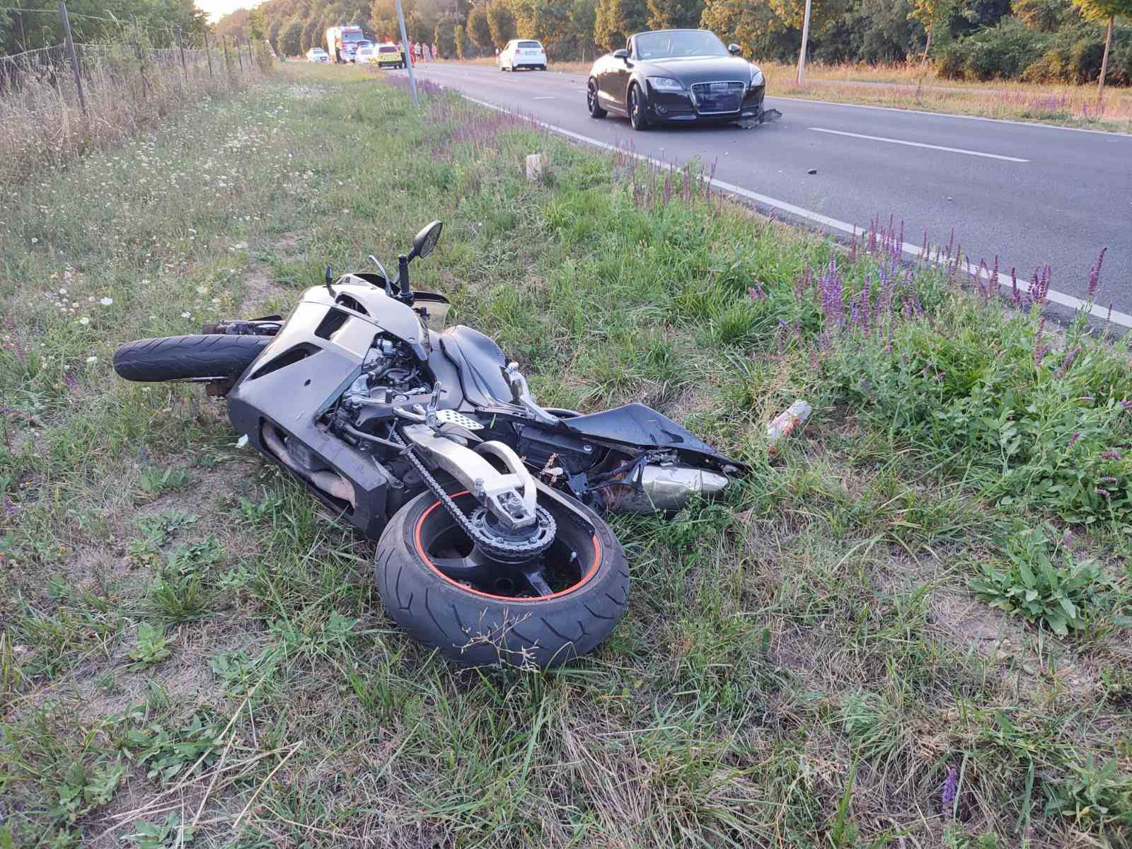 Halálos baleset Veszprémnél: előzés közben leesett a motorról, majd két autó is áthajtott a 45 éves férfin