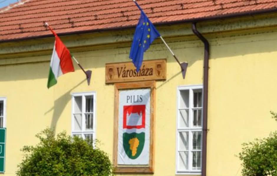 Durva: hétfőtől nem költözhetne be az egyik Pest megyei településre azok, akik megjárták a börtönt, nincs munkájuk és nem beszélnek magyarul