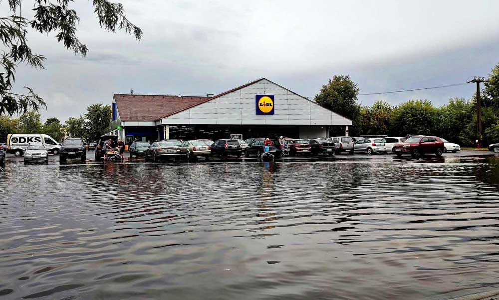 Durva felhőszakadás Magyarországon: tóvá változott Lidl parkoló, elöntött utcák és udvarok mindenfelé