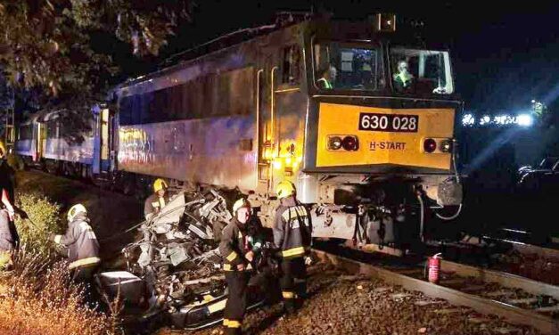 Vonatbaleset Vecsésnél: maga alá gyűrte a síneken fennakadt autót az InterCity
