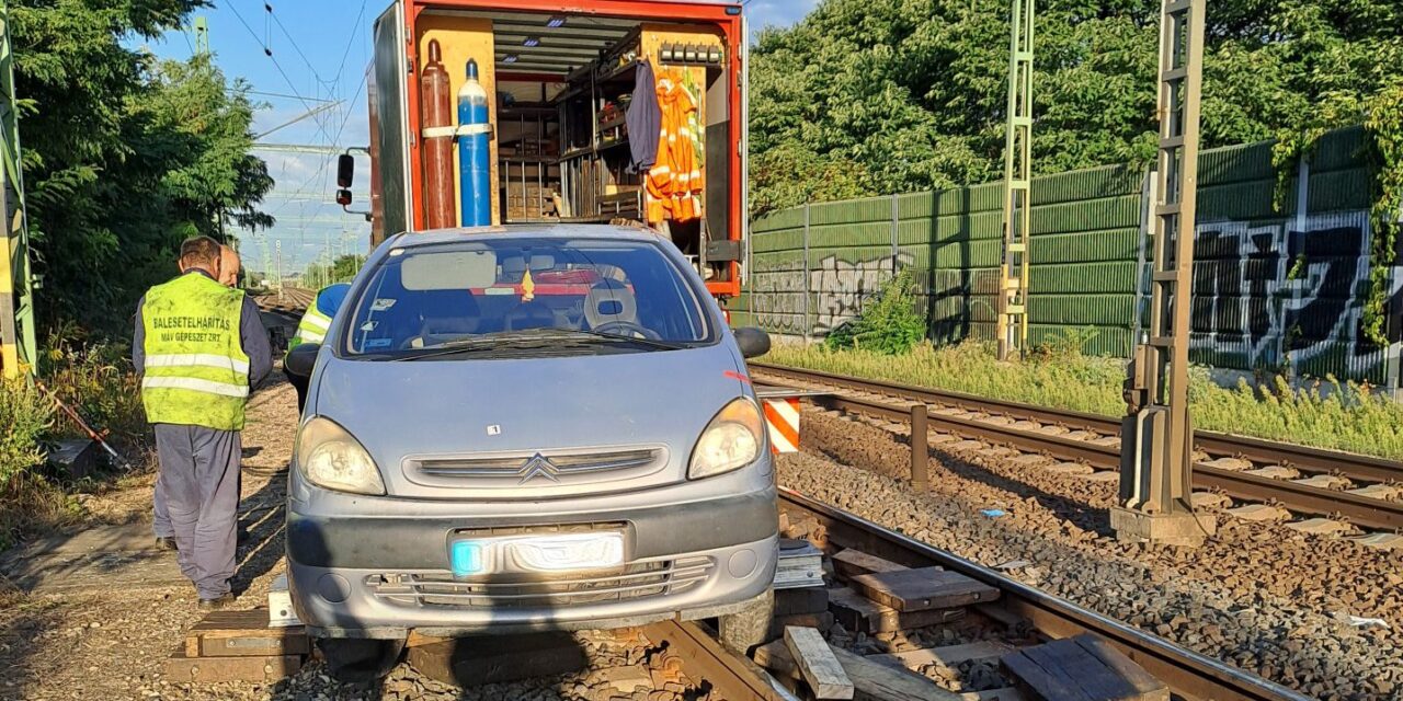 Valaki felhajtott a vasúti sínekre Budapesten, majd otthagyta az autót: hajszálon múlt a katasztrófa