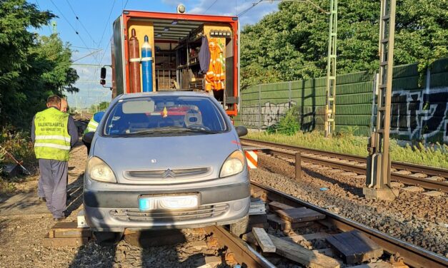 Valaki felhajtott a vasúti sínekre Budapesten, majd otthagyta az autót: hajszálon múlt a katasztrófa