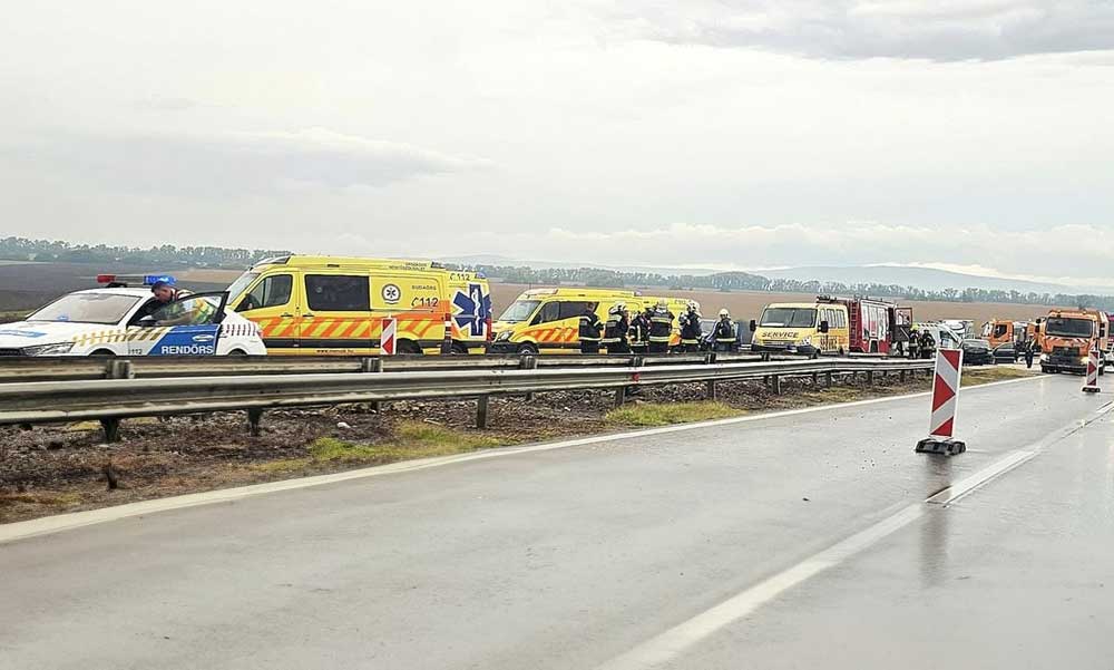 Tömegbaleset az M1-esen: kigyulladt egy autó, több mentőautó és helikopter is a helyszínen van