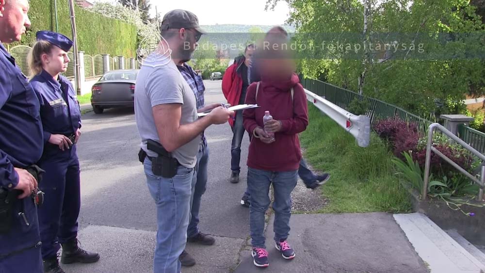 Gyilkosság a Rózsdombon: megúszta a börtönt az a fiatal nő, aki egy telefonzsinórral fojtotta meg anyját, miközben 2 éves kislánya a szomszéd szobában játszott