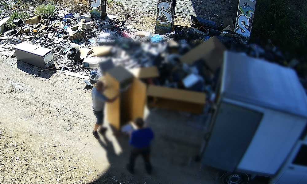 Illegálisan hordták MÁV-os teherautóval a szemetet Érdre, lebuktatta őket a térfigyelő kamera – videó a cikkben