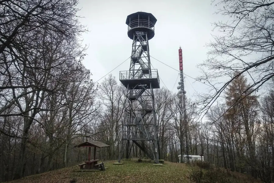 Tragédia a Karancs-kilátóban: kizuhant és meghalt egy 20 éves férfi