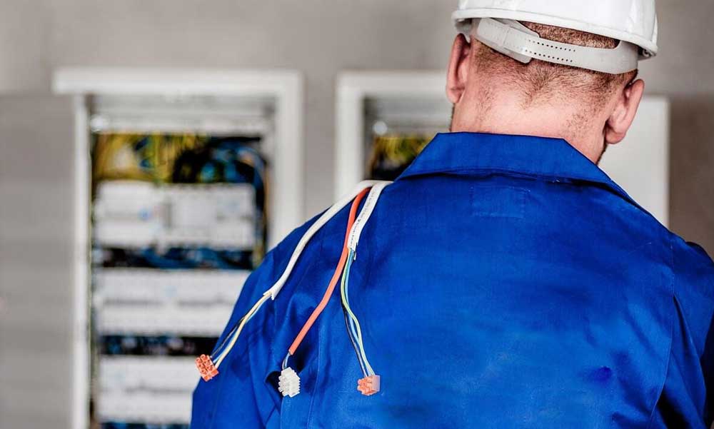 Hogyan válasszunk regisztrált villanyszerelőt napelemes rendszerekhez?