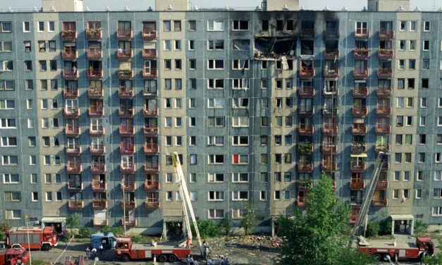 „Segítsetek emberek!” – ezt kiabálta az erkélyről a testvérpár, majd a halálba ugrottan, 32 évvel ezelőtt történt a 7 emberéletet követelő robbanás a budapesti panelházban
