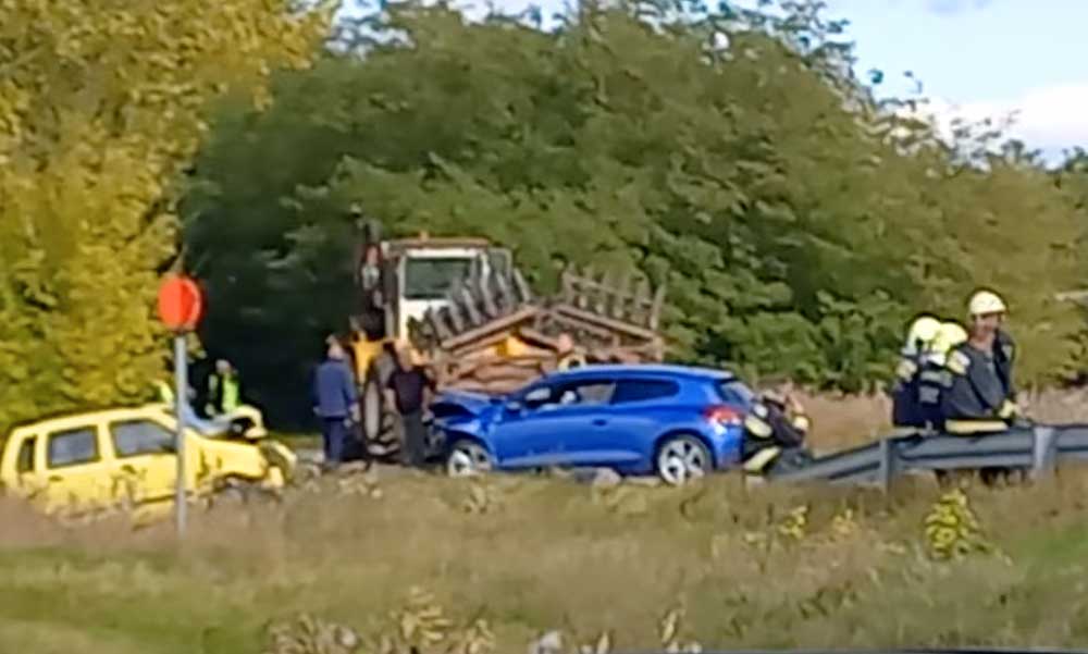 Halálos baleset Demecseren: három autó ütközött egy traktorral, egy fiatalember meghalt – videó a helyszínről