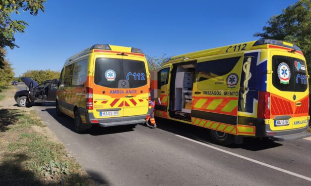 „Segítettünk az újraélesztèsben, sajnos sikertelen volt” – szörnyethalt egy fiatal családapa Kengylenél, miután motorjával egy személyautónak ütközött