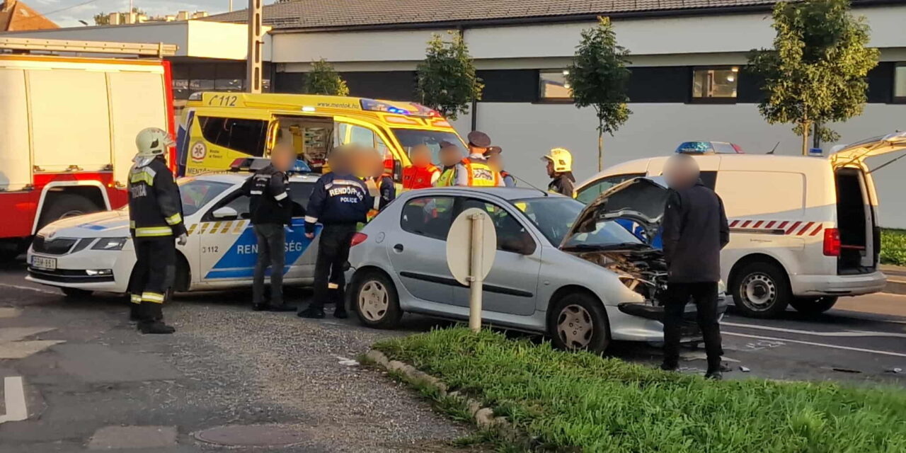 Vezetés közben meghalt egy férfi Sárváron, a sofőr a kormányra borult, ezután csapódott egy másik autóba