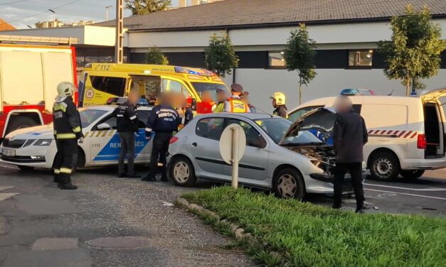 Vezetés közben meghalt egy férfi Sárváron, a sofőr a kormányra borult, ezután csapódott egy másik autóba