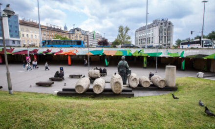 Budapest egyik legforgalmasabb terén, a hajléktalanok között élhet a nagykőrősi gyermekotthonból megszökött bántalmazott kisfiú