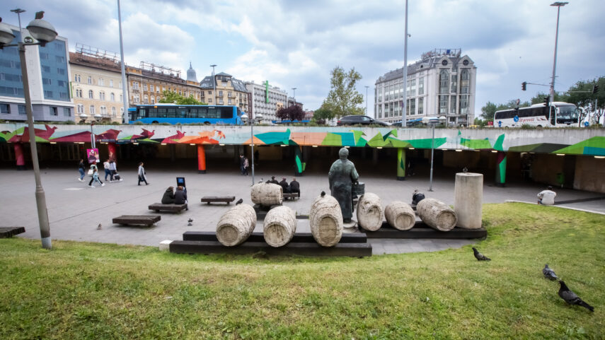 Budapest egyik legforgalmasabb terén, a hajléktalanok között élhet a nagykőrősi gyermekotthonból megszökött bántalmazott kisfiú
