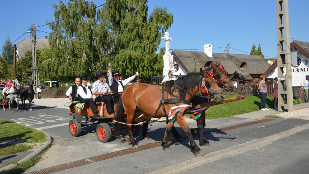 Dráma a szüreti fesztiválon: leszakadt a lovaskocsi kereke, mentőhelikopter érkezett a sérültekhez