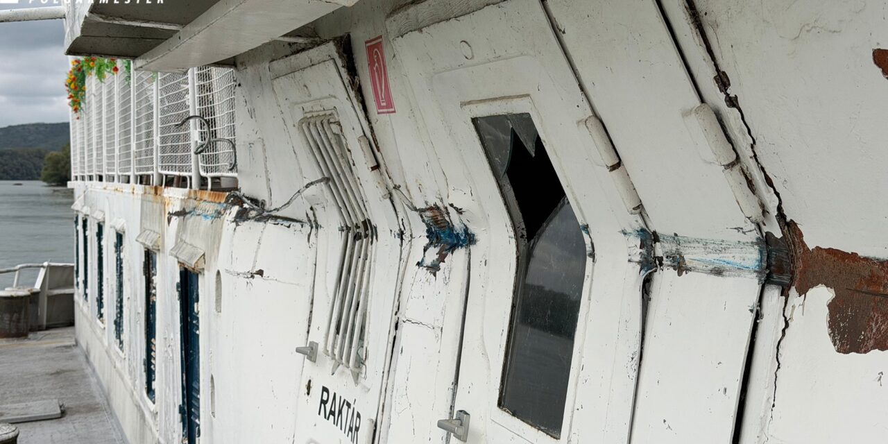 Hajóbaleset Esztergomban: állóhajónak ütközött egy szállodahajó