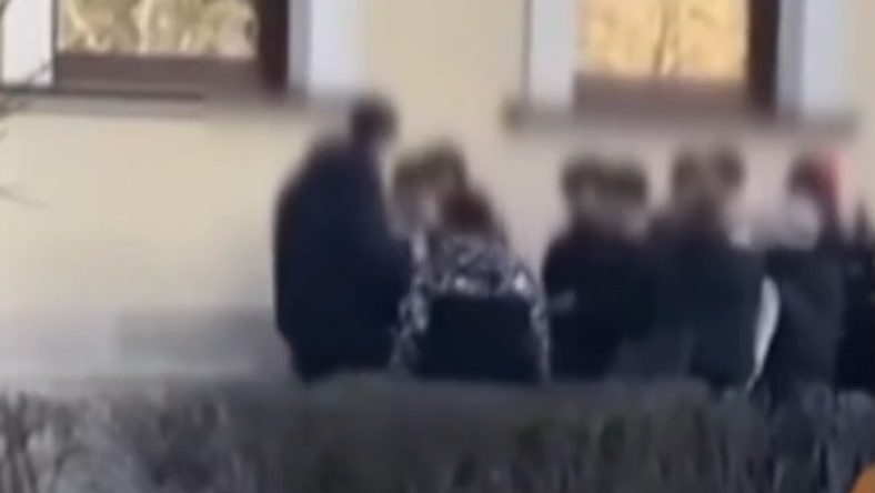 Megkínoztak egy diákot Kisvárdán, iskolatársai arra kényszerítették, hogy a földön fekve cipőiket csókolgassa – vádat emeltek ellenük