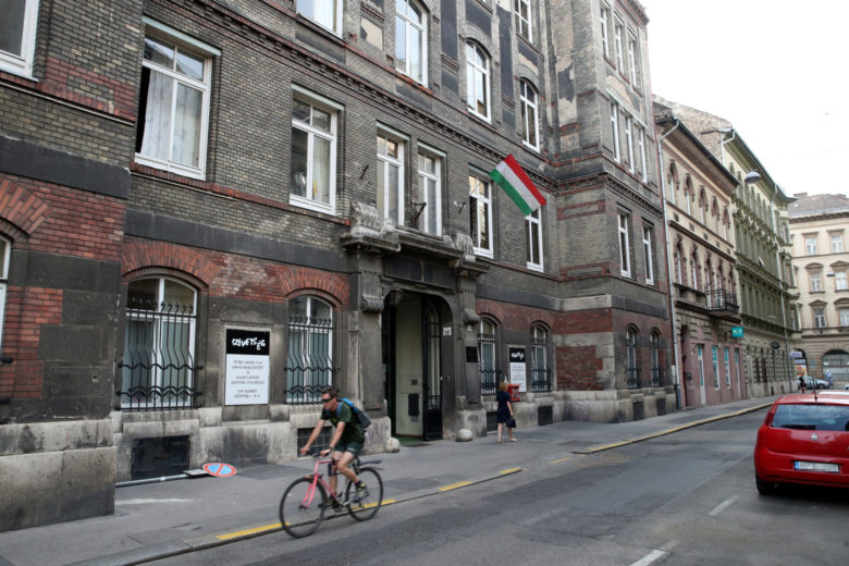 Fodrászt és magánmentőt küldött a haldokló betegekhez a Péterfy kórház krónikus osztályának letartóztatott főorvosa: a rendőrök több száz millió forintot foglaltak le