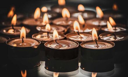 A mécsesek és gyertyák fénye: időtlen hangulat az otthonában