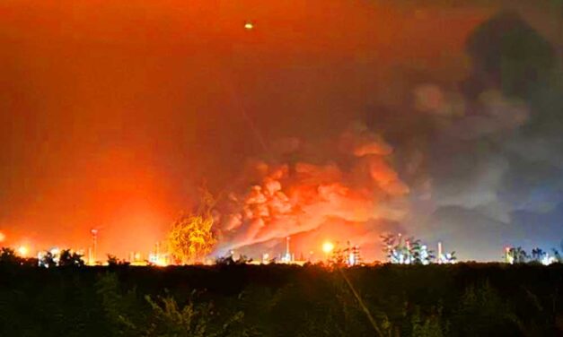 Kigyulladt a MOL százhalombattai olajfinomítója, robbanásokat hallottak az ország stratégiai gyárában