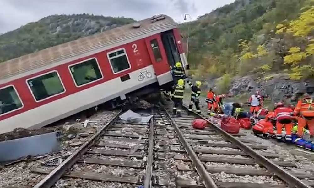 Súlyos vonatbaleset történt Szádalmáson: az ütközés előtt kiugrott a vonatból az egyik mozdonyvezető – videó a mentésről
